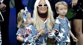 Paris Hilton se roba miradas  en el estadio con sus hijos