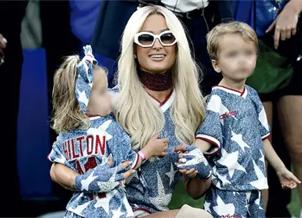 Paris Hilton se roba miradas  en el estadio con sus hijos