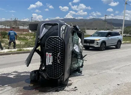 Fotos | Mujer queda herida en volcadura sobre Perif&eacute;rico