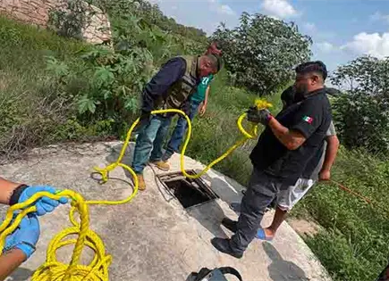 Rescatan a hombre que cay&oacute; a un pozo de 12 metros