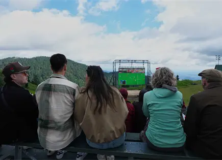 Aficionados en Vancouver ven Mundial en telef&eacute;rico en Grouse Mountain