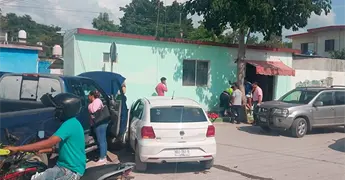 Choca camioneta en colonia Loma Bonita