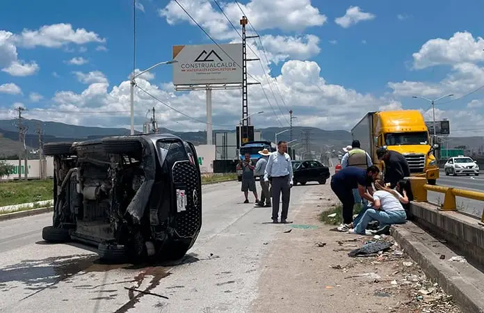 Conductora, herida al volcar su camioneta