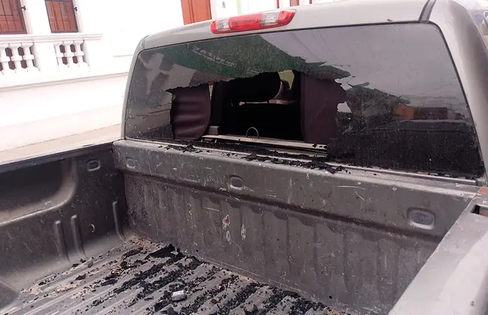 Desconocidos balean una camioneta tipo pick up