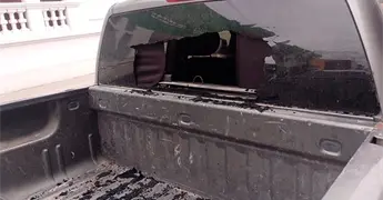 Desconocidos balean una camioneta  tipo pick up