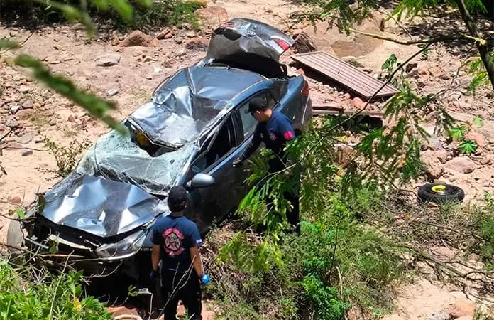 Fallece conductor al caer a barranco en la &acute;70