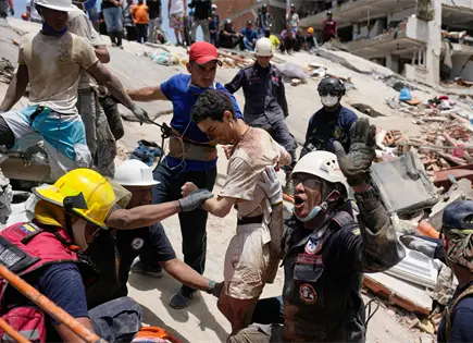 Labores de rescate mantienen esperanza entre familiares de desaparecidos en sismos de Venezuela