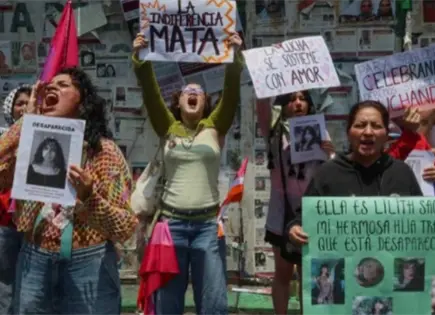 Madres buscadoras se suman a marcha orgullo en CDMX para exigir justicia