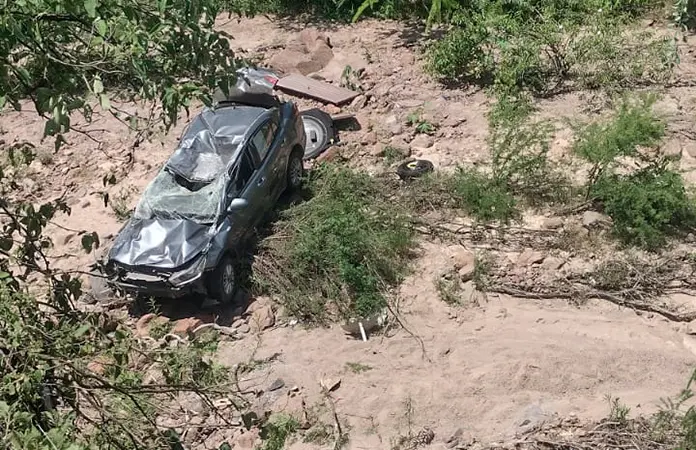 Muere chofer al volcar y caer a un barranco