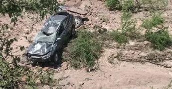 Muere chofer al volcar  y caer a un barranco