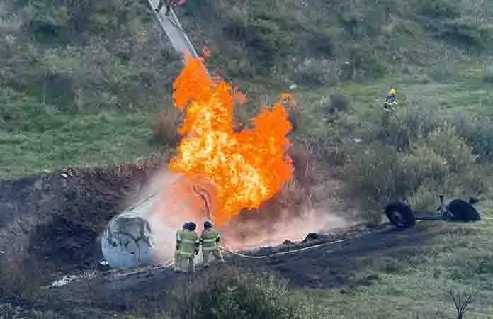 Pipa vuelca y explota; hay 2 fallecidos