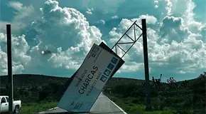 Se desploma el letrero de bienvenida a Charcas