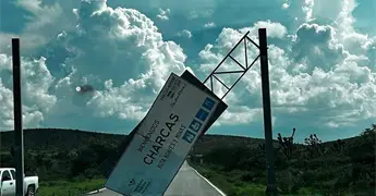 Se desploma el letrero de bienvenida a Charcas