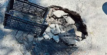 Surge otro socav&oacute;n en la calle Ray&oacute;n