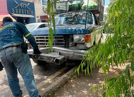 Tres veh&iacute;culos protagonizan accidente vial