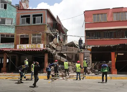 Vecinos rescatan a afectados tras terremotos en El Junquito