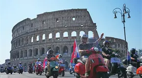 Vespas invaden centro de Roma
