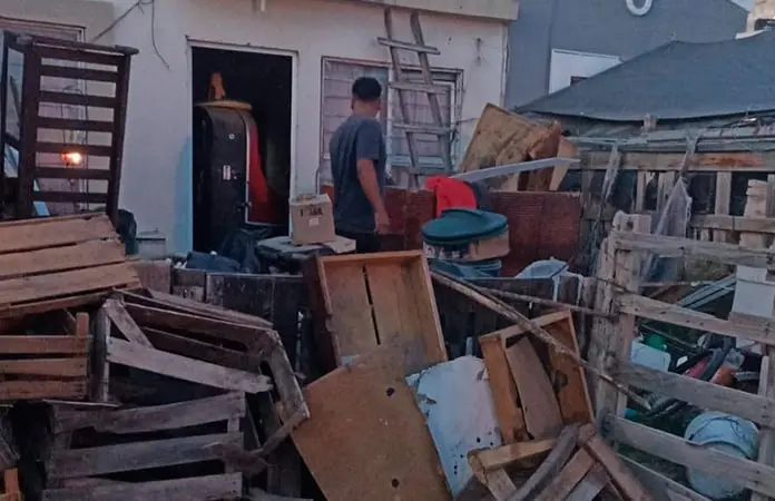 Arde basura de reciclaje en una vivienda