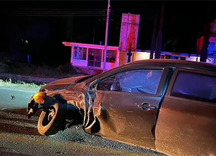 Choca patrulla policiaca contra autom&oacute;vil