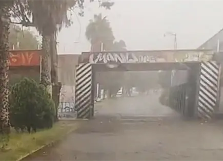 Cierran vialidades por lluvia de este lunes