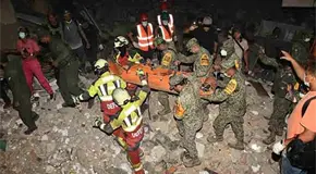 Salvan militares mexicanos a ni&ntilde;o de los escombros