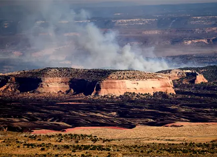 Tres bomberos mueren en incendio forestal en frontera Colorado-Utah
