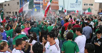 Comerciantes ambulantes venden alcohol pese a ley seca en CDMX