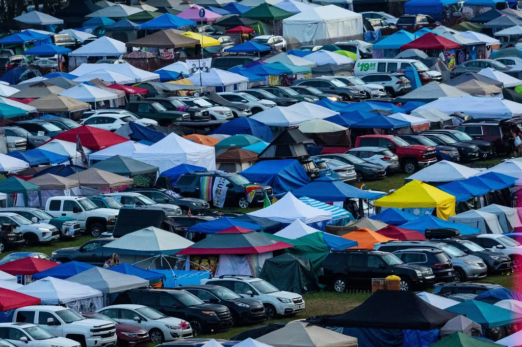 Hallan cuerpo de bebé en baño portátil durante festival en Michigan