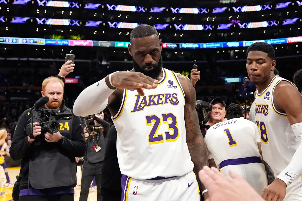 LeBron James no regresará con Lakers tras ocho años