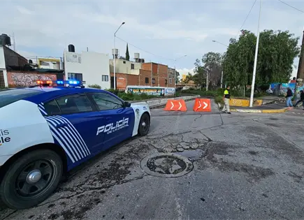 Permanecen cierres en dos vialidades de la capital