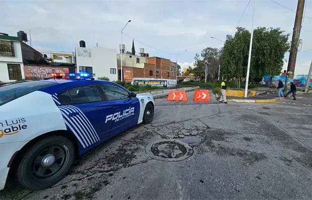 Permanecen cierres en dos vialidades de la capital