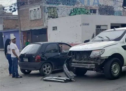 Solo da&ntilde;os en accidente vial en colonia Progreso