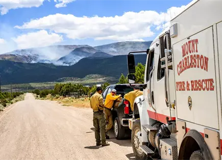 Trump revive política desacreditada para sofocar incendios rápidamente Trump revive política desacreditada para sofocar incendios rápidamente