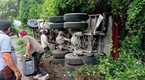 Vuelca cami&oacute;n de carga en la carretera Valles-Rioverde
