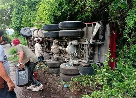 Vuelca cami&oacute;n de carga en la carretera Valles-Rioverde