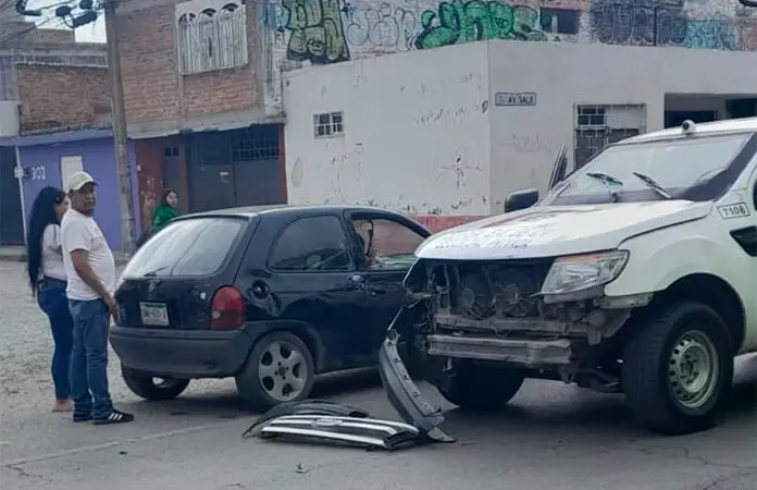 Chocan camioneta y carro en la Progreso