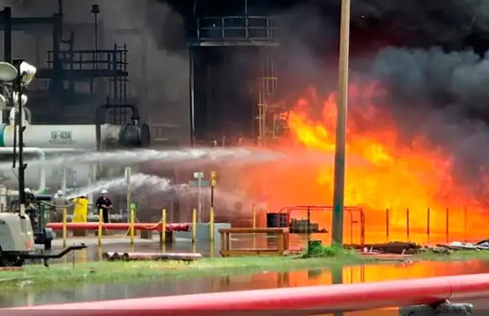 Explosión en refinería deja 3 heridos