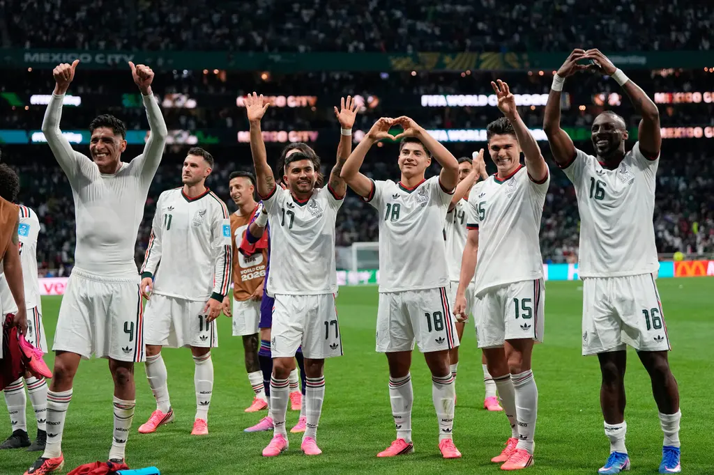 Hinchas mexicanos intentaron trasnochar a Ecuador antes del partido del Mundial