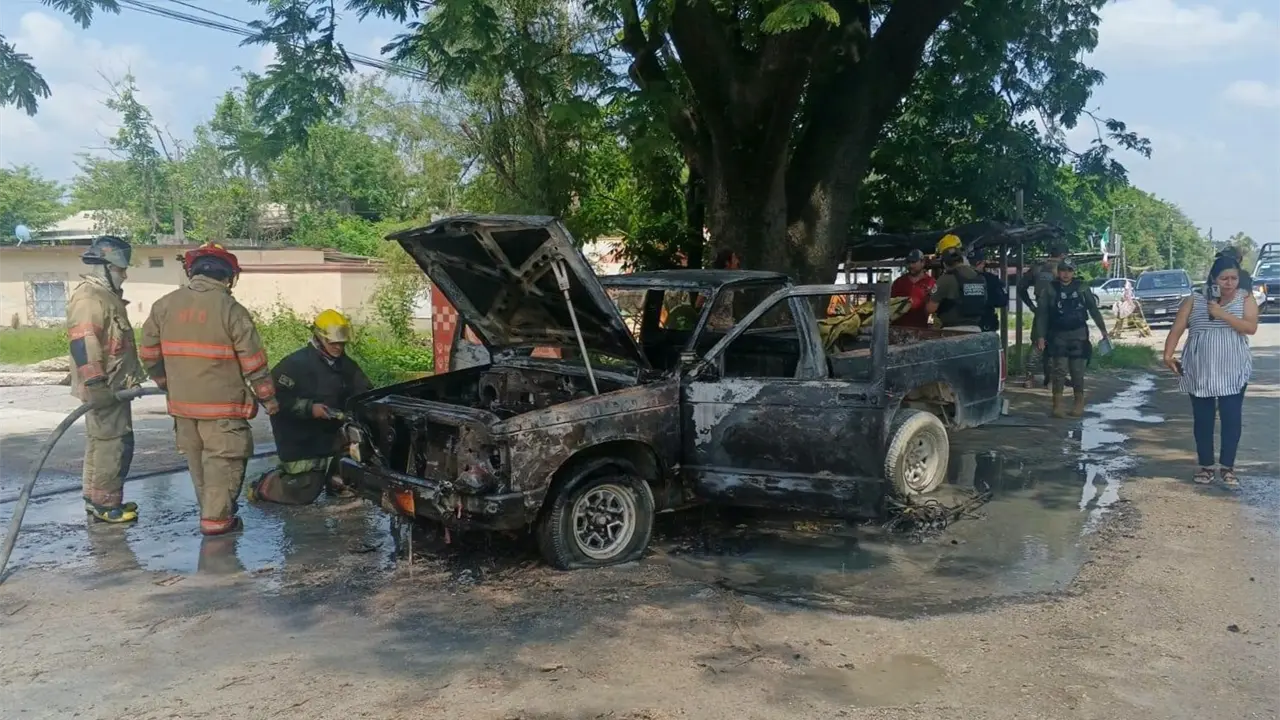 Fuego consume una camioneta en Ciudad Valles
