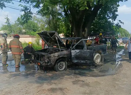 Fuego consume una camioneta en Ciudad Valles Fuego consume una camioneta en Ciudad Valles