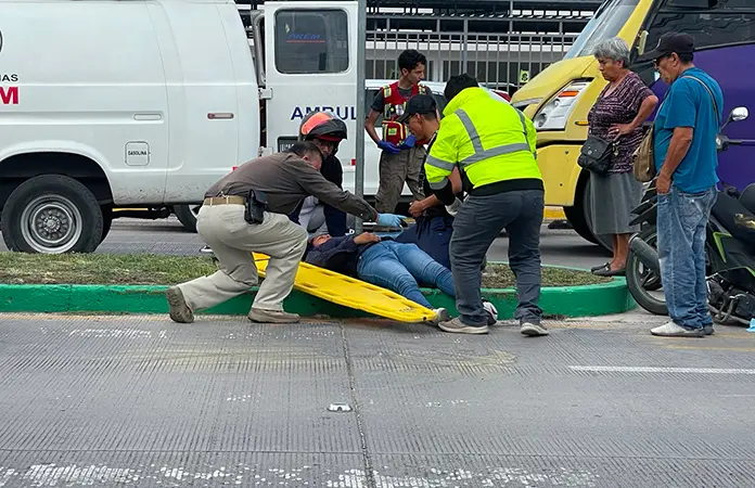 Joven en moto resulta malherido en percance