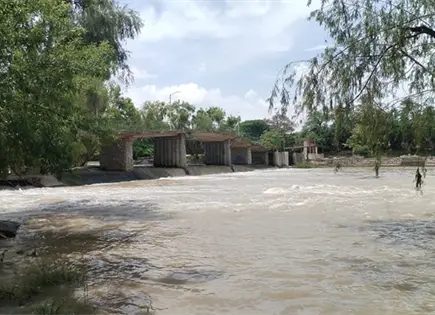 Sube nivel del río Valles a 1.5 Mts Sube nivel del río Valles a 1.5 Mts