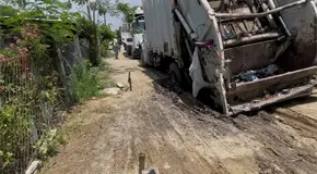 Cae cami&oacute;n de la basura en socav&oacute;n