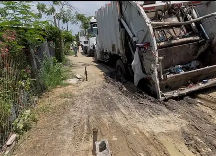 Cae cami&oacute;n de la basura en socav&oacute;n