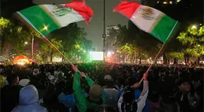 Festejos se ti&ntilde;en de rojo