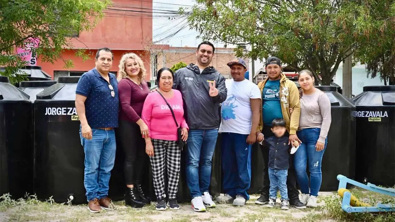 Regidor capitalino hace campaña con tinacos... en la Huasteca