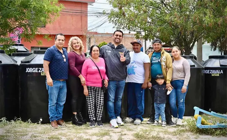 Regidor capitalino hace campa&ntilde;a con tinacos... en la Huasteca