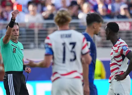 La tarjeta roja a Balogun provoca problemas y cr&iacute;ticas en el Mundial