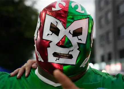 M&aacute;s all&aacute; del f&uacute;tbol: Fan&aacute;ticos de todo el mundo se rinden a la magia de la lucha libre mexicana