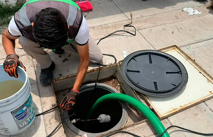 Realizan maniobras de limpieza en aljibes y tinacos tras lluvias